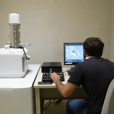 Scanning Electron Microscope (SEM)